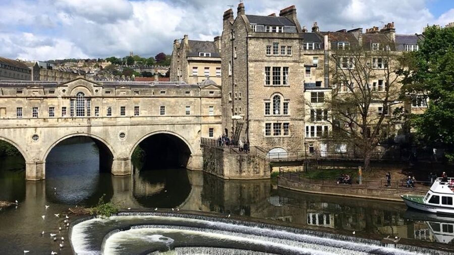 Bath: Guided City Walking Tour with Entry To The Roman Baths - The guide style is the main strength
