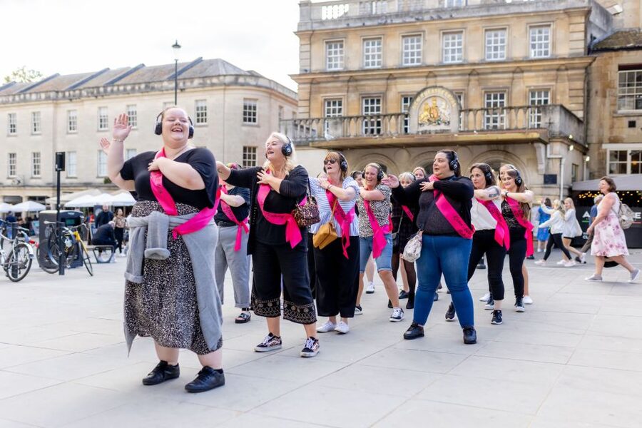 Bath: Silent Disco Guided Walking Tour - Bath Abbey, the New Theatre Royal, and Queens Square