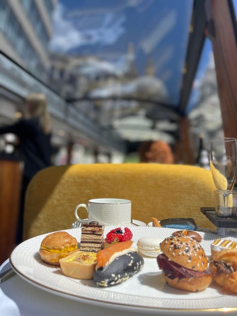 Best of London by LE GRAND - London's Luxury Bus Tour - The luxury bus setting and what the fare covers
