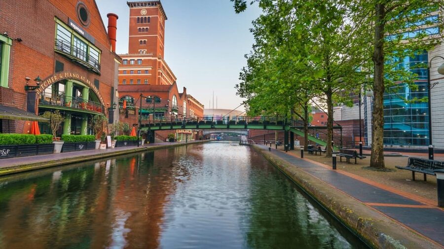 Birmingham: City Walking Tour and Exploration Game - How the app changes the walking tour