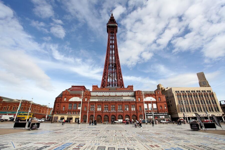 Blackpool: Tower Eye Entry Ticket - Taking a break at Bar 380