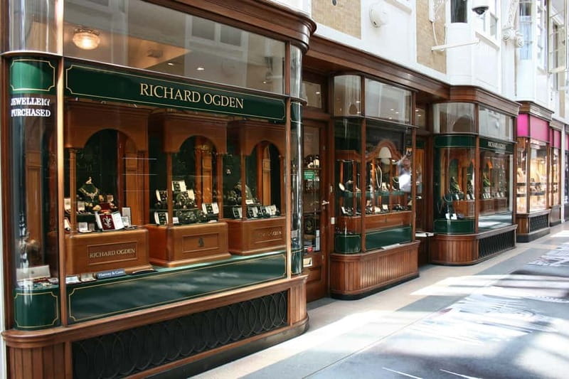 Bridgerton Tour in London - Mercato Mayfair and a church with a second life