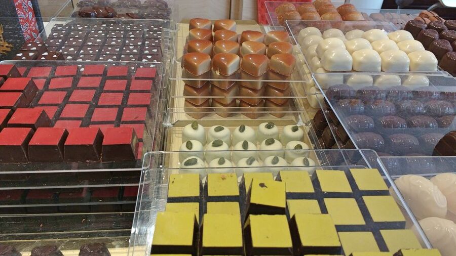 Brighton: Guided Chocolate Tour with Tastings - A chocolate tour with Brighton scenery on the side