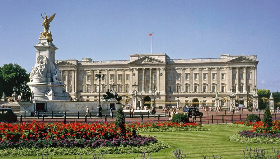 Buckingham Palace and Stonehenge Tour - Getting from the palace to Victoria