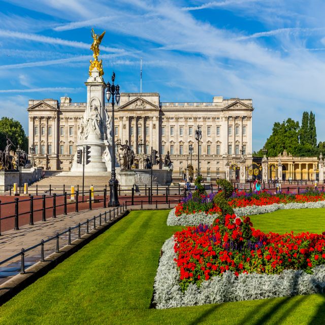 Buckingham Palace Exterior and Royal History Private Tour - What the guide adds to the royal route