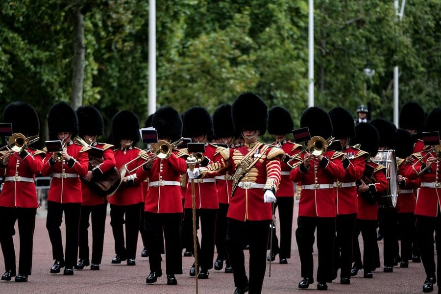 Buckingham Palace Visit and Changing of the Guard Tour - Why this pairing works in royal London