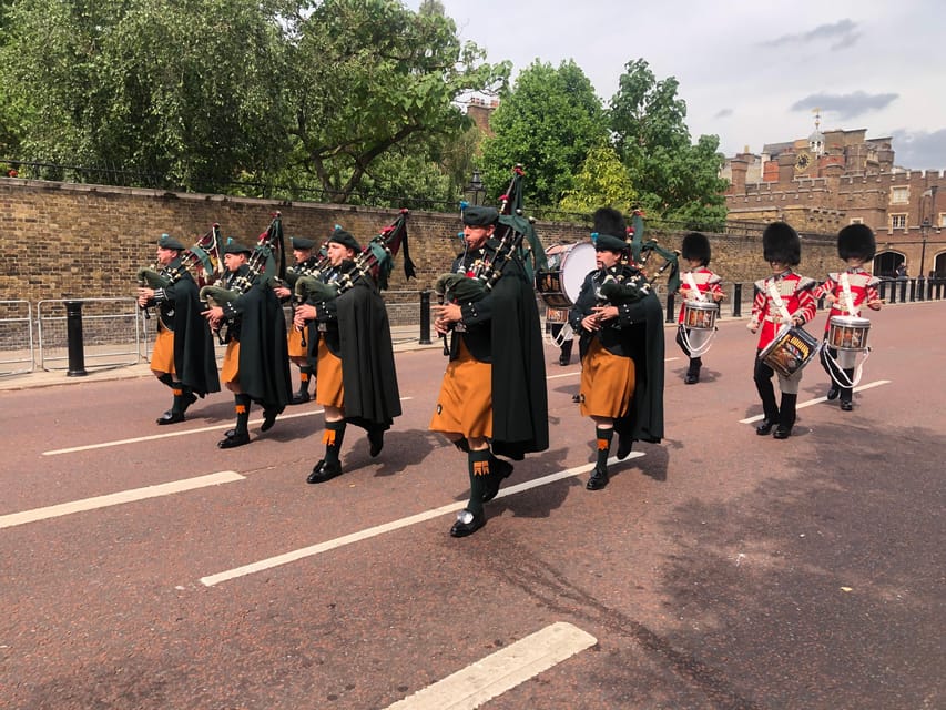 Buckingham Palace Visit and Changing of the Guard Tour - Stories that give the ceremony a human shape