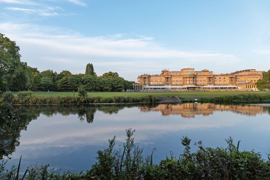 Buckingham Palace & Windsor Castle: Full-Day Tour - Guide support versus a fully guided tour