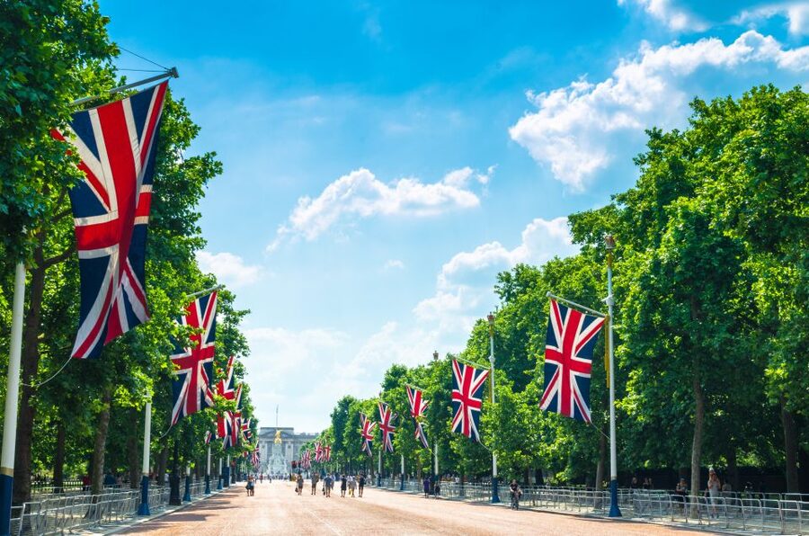 Buckingham Palace & Windsor Castle: Full-Day Tour - The walk between palace and bus meeting point