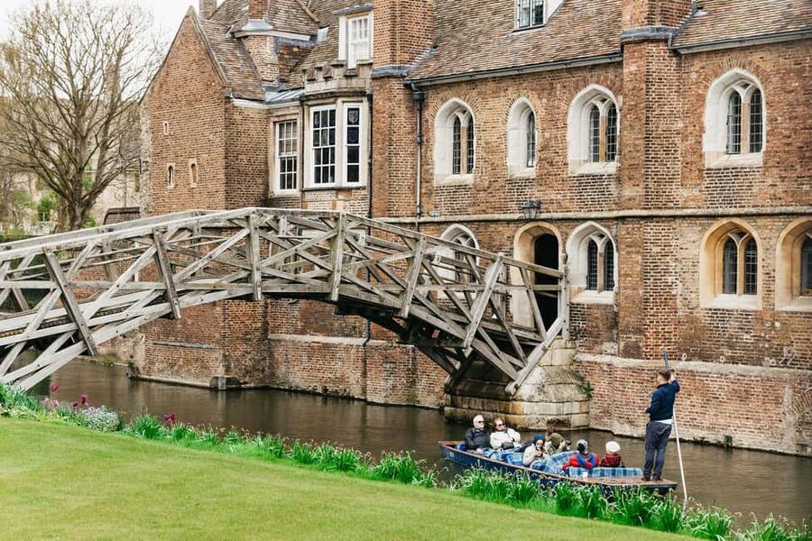 Cambridge: Alumni-Led Walking Tour w/ King's College Option - Cavendish Laboratory and The Eagle pub