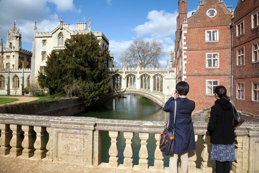Cambridge: Chinese University Student-Guided Walking Tour - Newton’s apple tree and the stories behind the stones