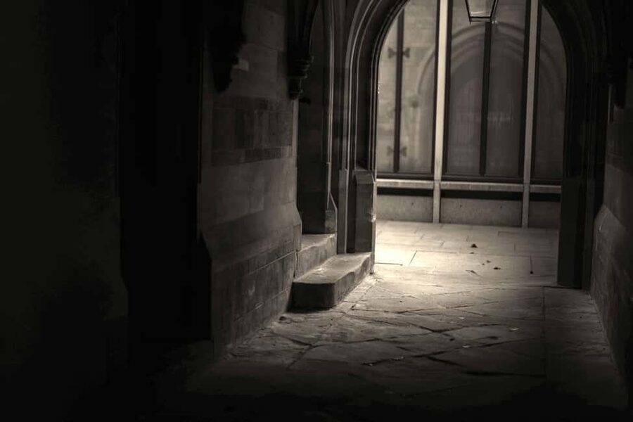 Cambridge: Ghost Tour Led by University Alumni Guide - Meeting near King’s College and Clare College