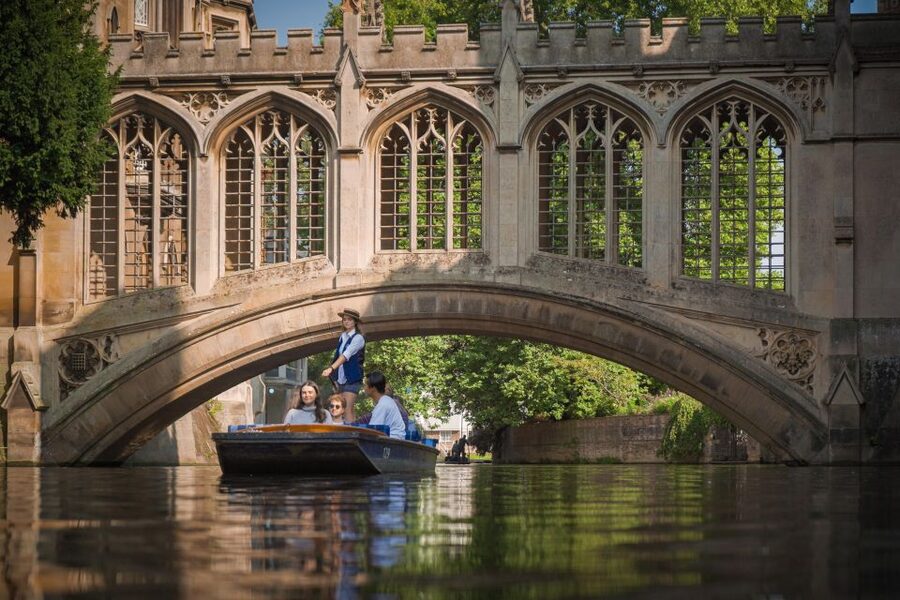 Cambridge: Guided Shared River Punting Tour - Weather, clothing, and the best time of day