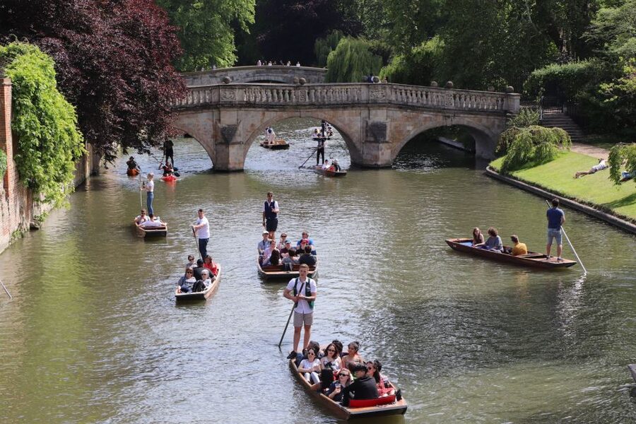 Cambridge: Private Chauffeured Punting Tour - Along the College Backs, Cambridge’s best river view