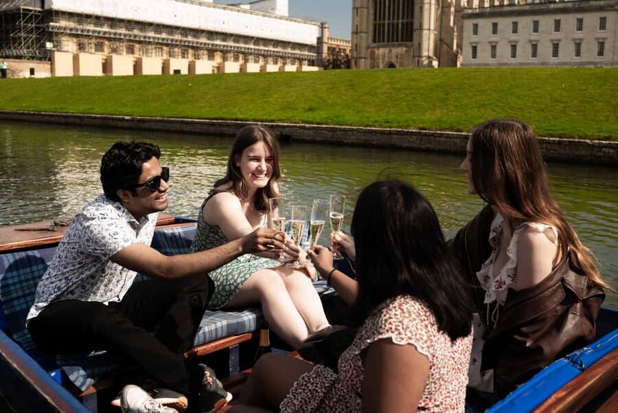 Cambridge: Punting Tour on the River Cam - Busy weekends versus quieter departures