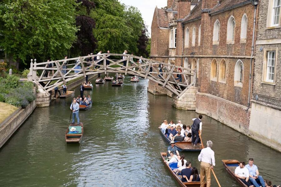 Cambridge: Punting Tour on the River Cam - Clare Bridge and Wren Library