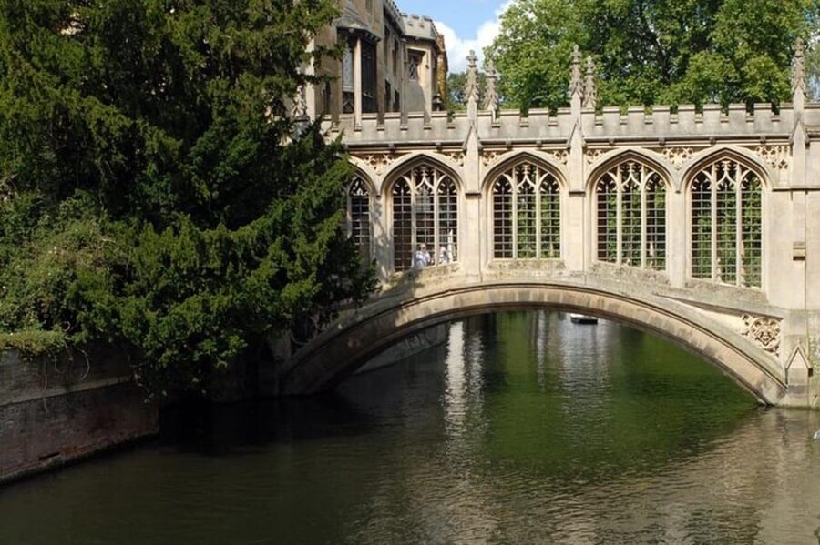 Cambridge: Sightseeing Walking Tour with a Local Guide - What is included and what you still pay for