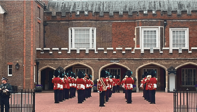 Changing of the Guard at Buckingham Palace - Why a guide helps at Buckingham Palace