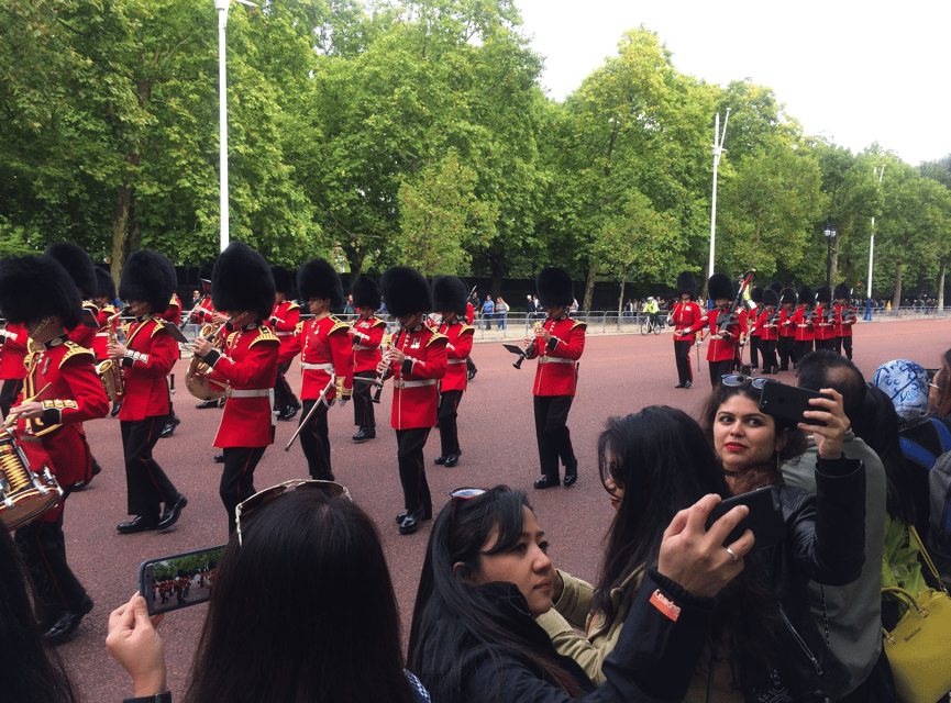 Changing of the Guard at Buckingham Palace - The guide’s role when plans change