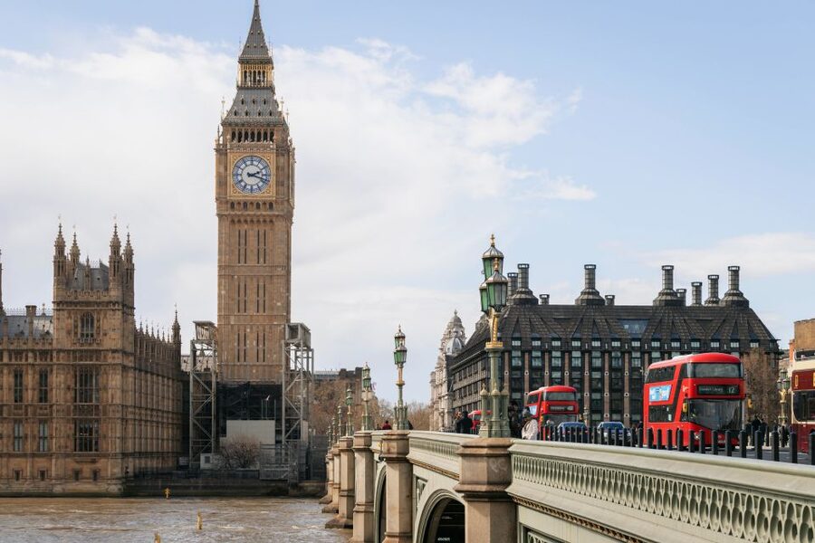 Couple’s photo: Romantic photoshoot in London - Timing, weather, and making the session count