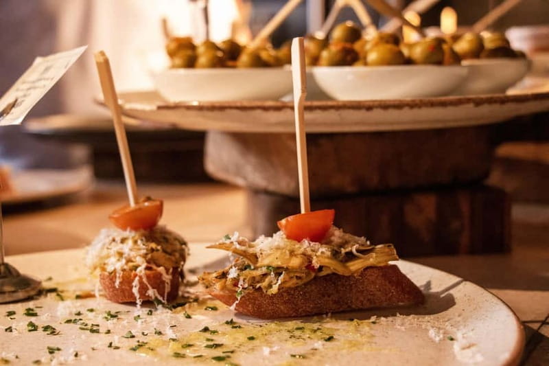 Eating London: Twilight Soho VIP Food & Drinks Tour - Why the small group changes the evening
