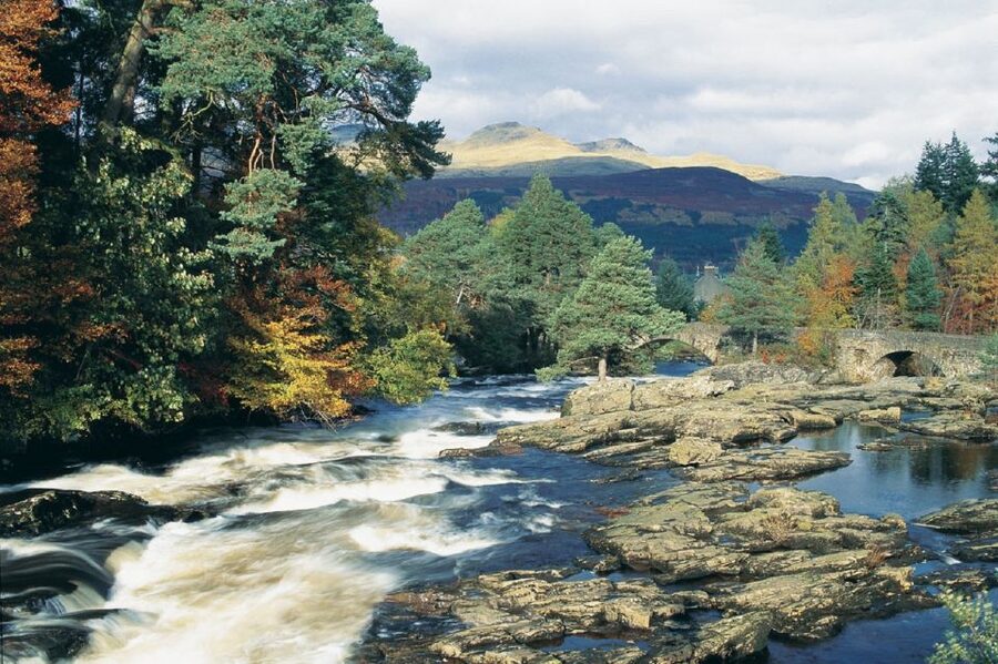 Edinburgh: Eilean Donan, Loch Ness & Glenfinnan 2-Day Tour - Day two: Glen Garry, Eilean Donan, and Loch Ness