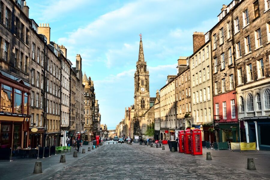 Edinburgh: Guided Harry Potter Tour in French - Old Town streets that suggest the wizarding world