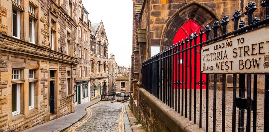 Edinburgh: Guided Harry Potter Tour in French - Starting outside the City Chambers on the Royal Mile
