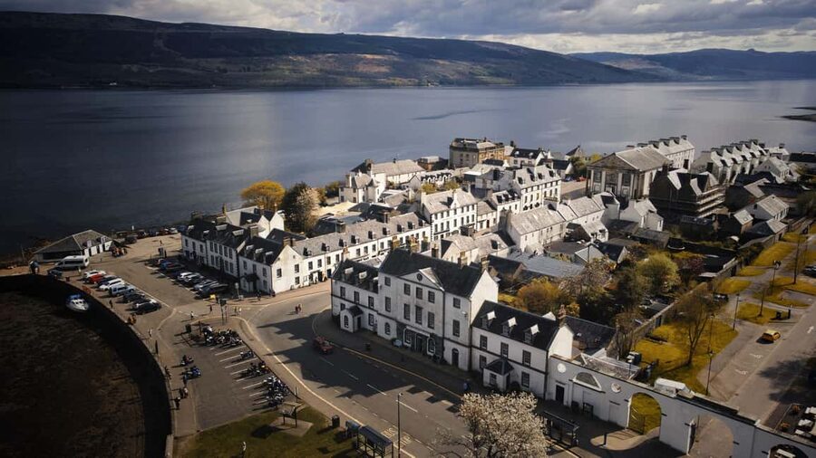 Edinburgh: Oban, Kilchurn Castle & Inveraray Tour in Spanish - Oban, seafood, and views toward the islands
