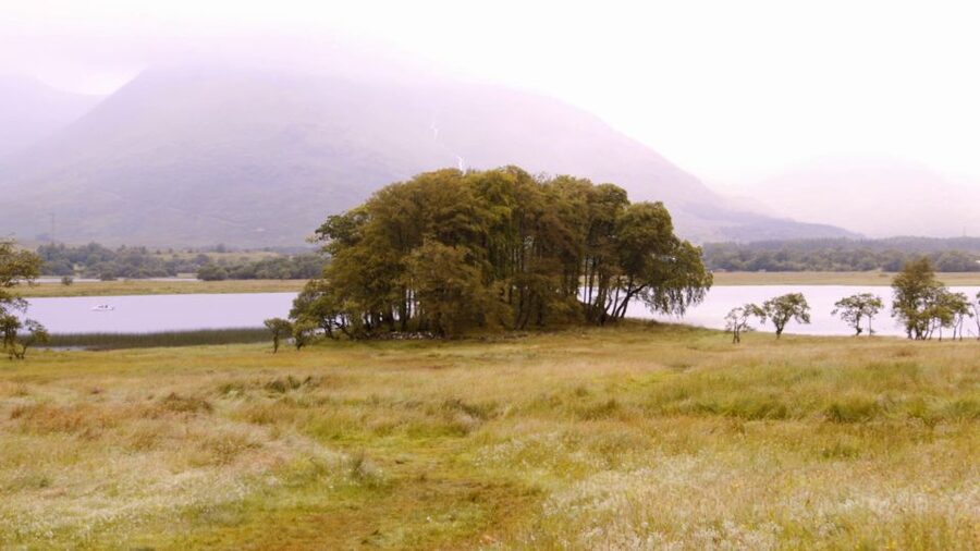 Edinburgh: Oban, Kilchurn Castle & Inveraray Tour in Spanish - Inveraray beside Loch Fyne