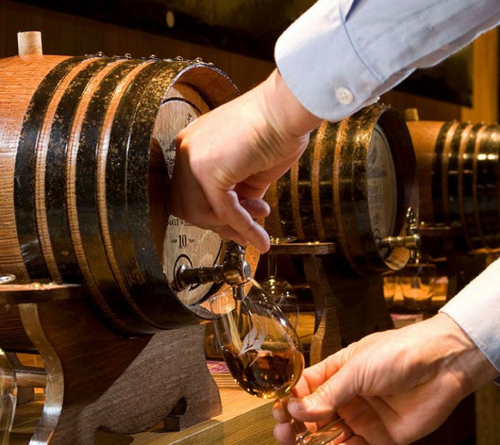 Edinburgh: Stirling, Whisky and St Andrews Tour in Spanish - The Spanish guide makes a difference