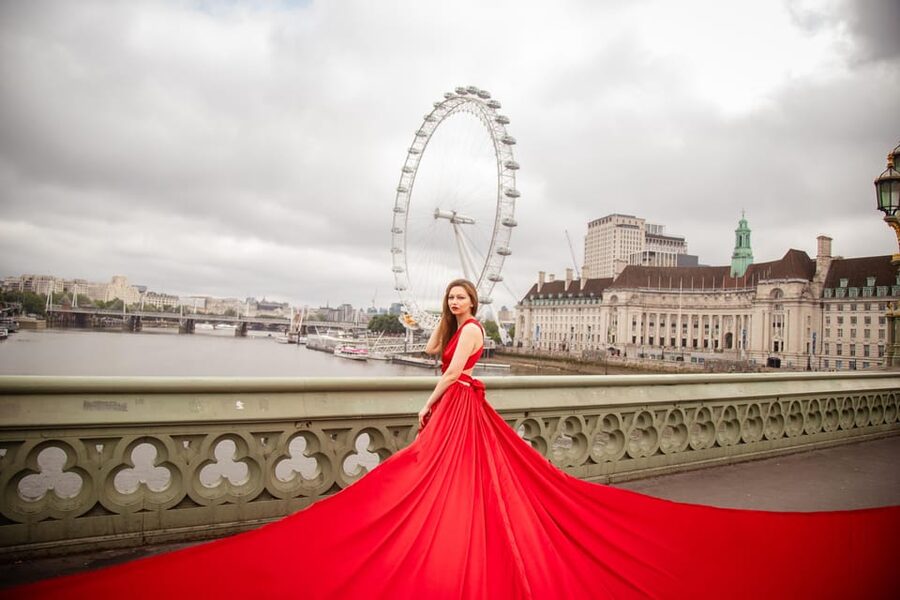 Flying dress professional photoshoot with pro photographer - Why a flying dress changes the usual London photo stop