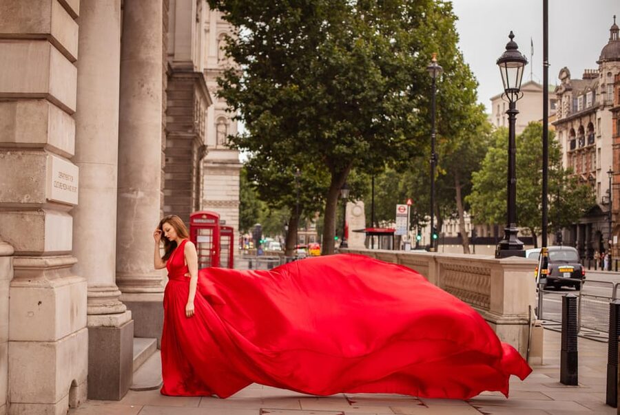 Flying dress professional photoshoot with pro photographer - How the 45-minute photo stop feels in practice