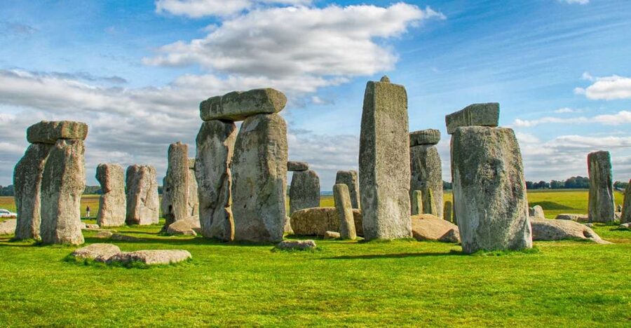 From Birmingham: Stonehenge & Bath Day Tour - Birmingham to Salisbury Plain by air-conditioned coach