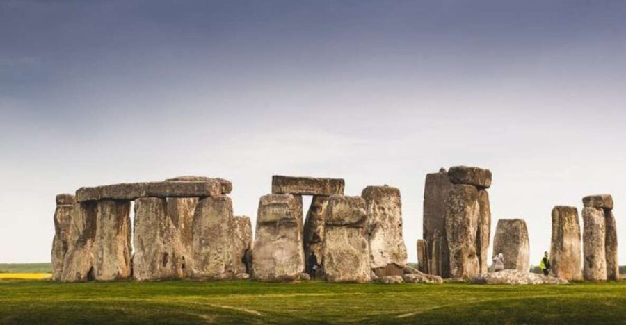 From Bristol: Stonehenge and Cotswold Villages Day Tour - From Bristol to prehistoric Stonehenge