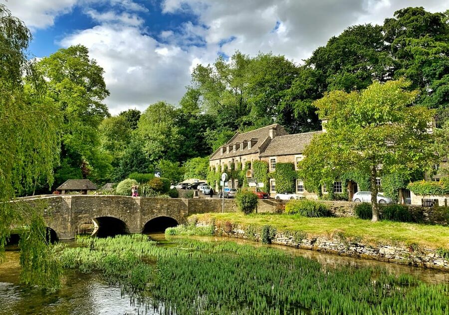 From Cambridge: Guided day trip to Stratford & The Cotswolds - Four hours among Cotswold villages and fields