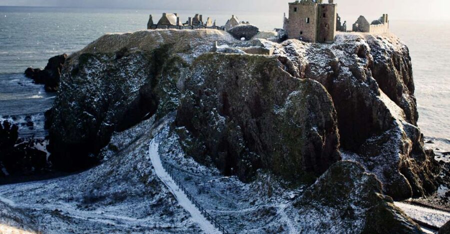 From Edinburgh: Glamis and Dunnottar Castles Tour in Italian - Stonehaven gives the day some breathing room