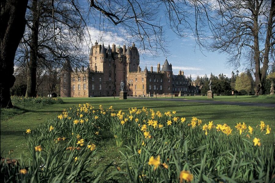 From Edinburgh: Glamis and Dunnottar Castles Tour in Italian - Glamis Castle and the stories behind its walls