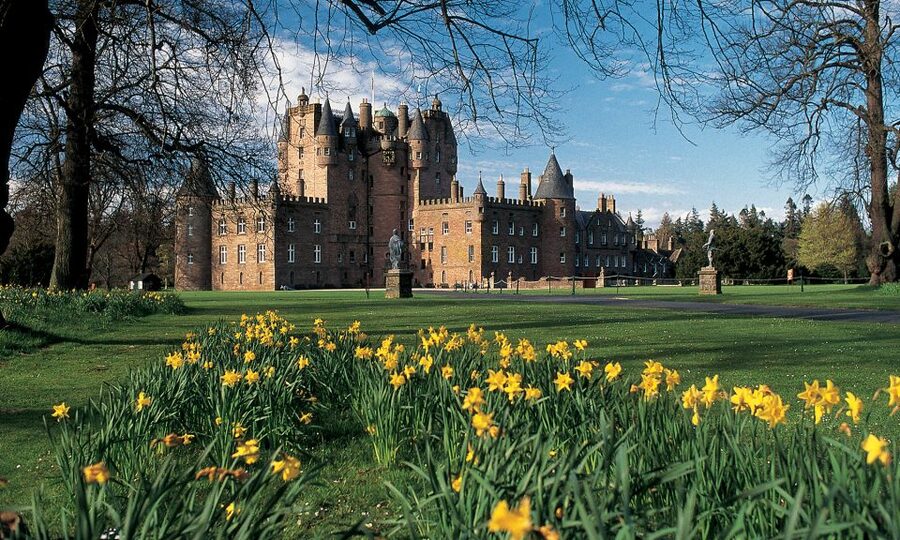 From Edinburgh: Glamis and Dunnottar Castles Tour in Spanish - Glamis Castle, Macbeth, and Scotland’s ghost stories