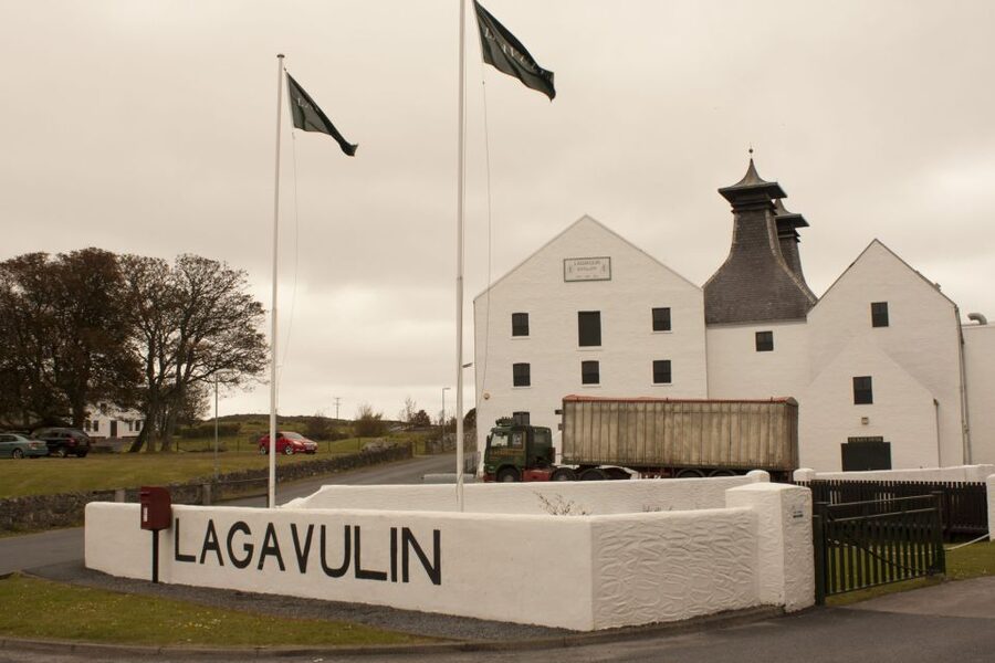 From Edinburgh: Islay and The Whisky Coast 4-Day Tour - Bowmore accommodation and the shape of island life