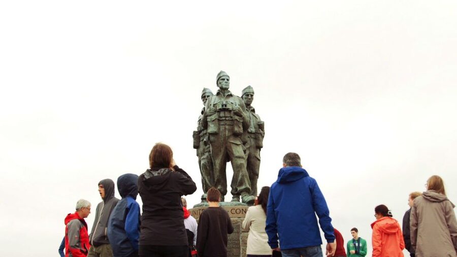 From Edinburgh: Loch Ness and Highlands Tour in Spanish - Fort Augustus and two hours beside Loch Ness