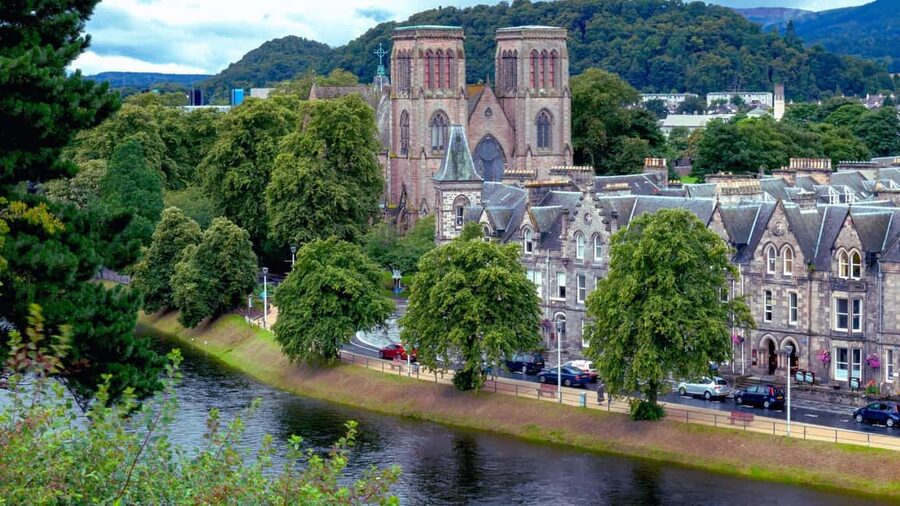 From Edinburgh: Loch Ness and Highlands Tour in Spanish - Ben Nevis and the Commando Memorial