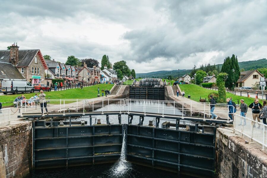 From Edinburgh: Loch Ness, Glencoe & Scottish Highlands Tour - Cruise and Castle: a different Loch Ness plan