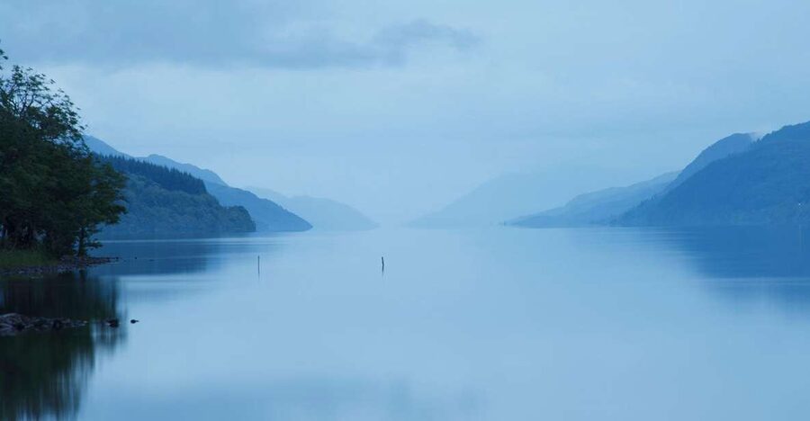 From Edinburgh: Loch Ness & Inverness Tour in Spanish - Dunkeld beside the River Tay