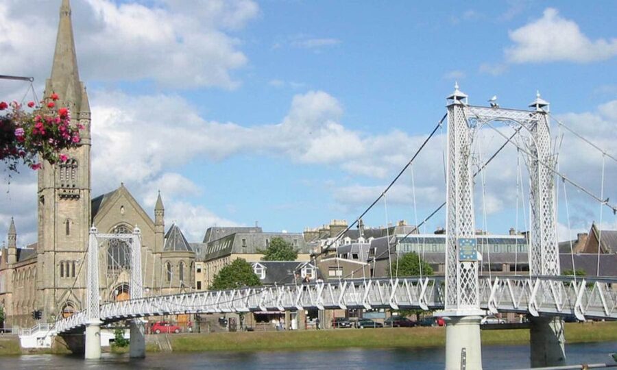 From Edinburgh: Loch Ness & Inverness Tour in Spanish - The Spanish guide can shape the whole experience