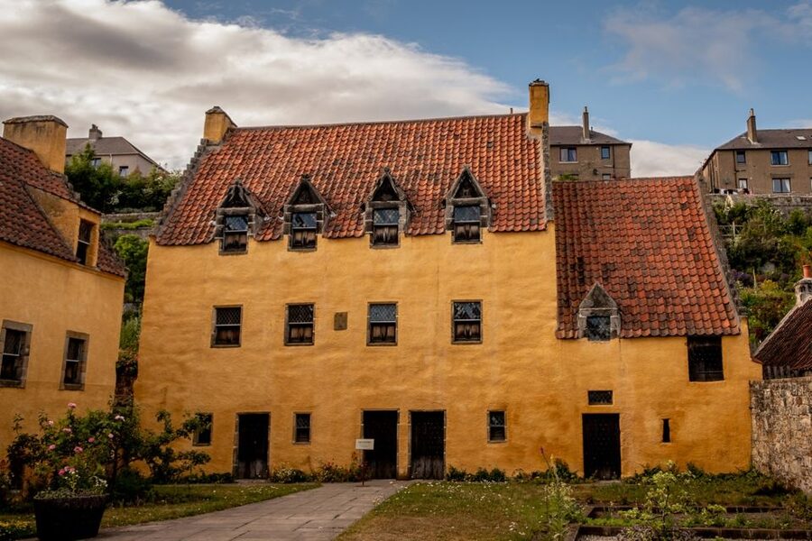 From Glasgow: Outlander Adventure Tour with Tickets - Falkland, 1940s Inverness on screen