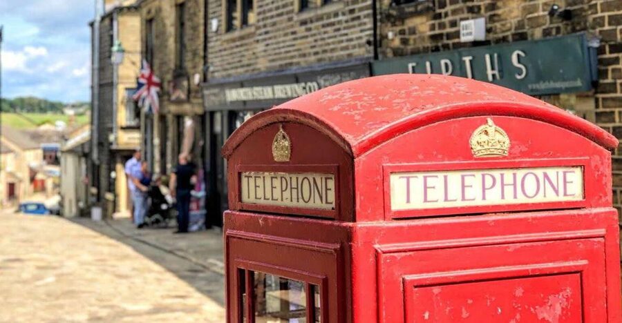 From Liverpool: Full-Day Yorkshire Sightseeing Adventure - The minibus, narration, and guide style