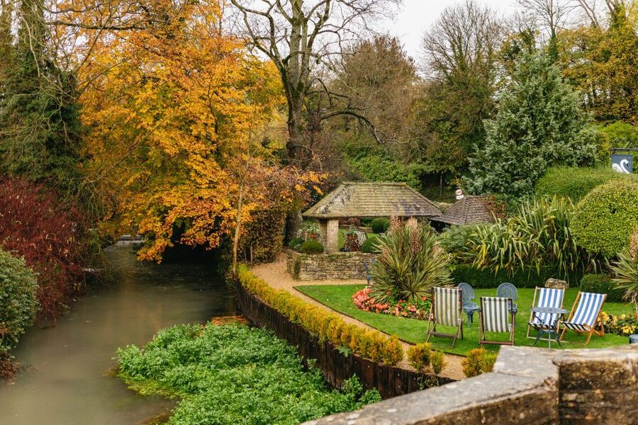 From London: Full-day Cotswolds Tour with Optional Lunch - Guides, drivers, and the human side of the day