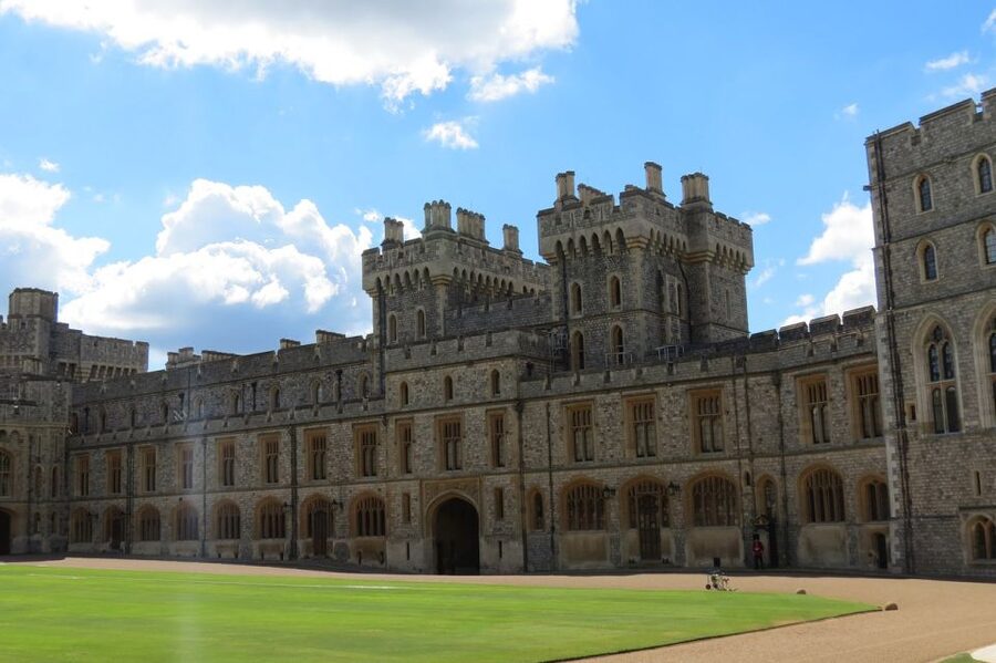 From London: Half-Day Trip to Windsor with Castle Tickets - Arriving in Windsor and finding the castle