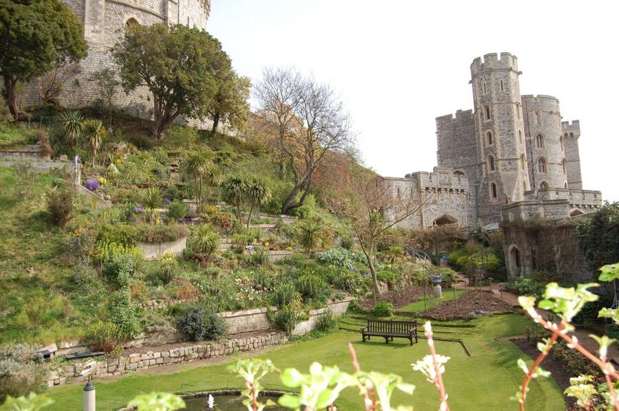 From London: Half-Day Trip to Windsor with Castle Tickets - Meeting at Earl’s Court and boarding the coach